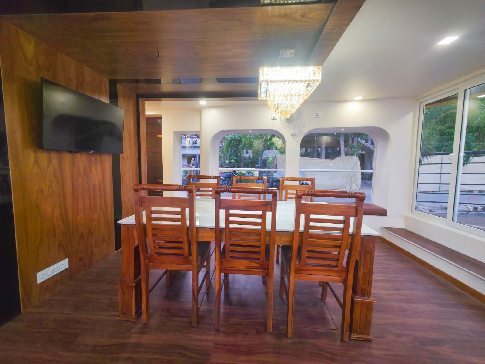 Traditional Kerala dining experience served onboard houseboat